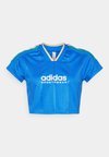 TIRO CUT 3 STRIPES CROP - Apdrukāts T-krekls - blue/team sand/green/red