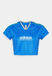 TIRO CUT 3 STRIPES CROP - Apdrukāts T-krekls - blue/team sand/green/red