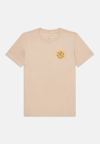 Vaalean beige puuvillainen t-paita, jossa on pyöreä kaula-aukko, lyhyet hihat ja vasemmassa rinnassa keltainen sarjakuvamainen auringon grafiikka.
