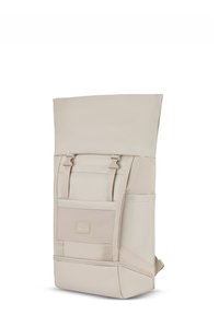 Rozsdabarna hátizsák, roll-top kialakítással, tartós szövetből készült; állítható pántokkal, elöl cipzáras zsebbe és márkalogós kiemeléssel rendelkezik.