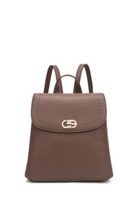 Sac à dos en cuir marron avec une forme structurée, rabat supérieur plat, accents en matériel doré et détails de couture visibles. Bretelles réglables.