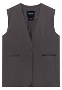 Grå ärmlös väst med djup V-hals, två framfickor och en slät textur. Inre foder matchar färgen på yttertyget.