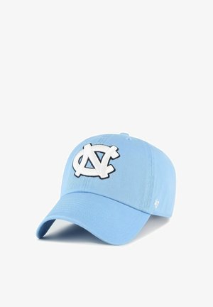Jasnoniebieska czapka z daszkiem z białym, nałożonym na siebie logo „NC” wyszytym z przodu oraz małym białym logo „47” po bokach.