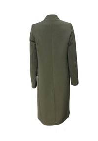Abrigo verde oliva de manga larga con un diseño recto, cuello alto y una sola costura trasera. Tela suave, sin cierres o bolsillos visibles.