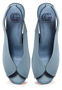Scarpe peep-toe in pelle blu con design curvato e pannelli laterali elasticizzati. Presentano una texture liscia e dettagli di cucitura a contrasto.