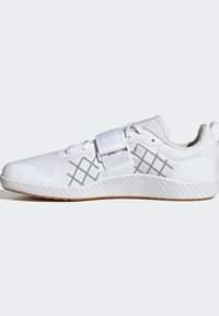Chaussure de sport blanche avec motif en diamants gris, fermeture à lacets à l'avant, bride ajustable, semelle texturée et languette de traction sur un fond uni.