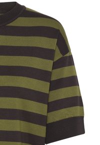 Pull en maille à manches courtes avec rayures horizontales vert olive et marron foncé, col rond côtelé et poignets de manches côtelés.