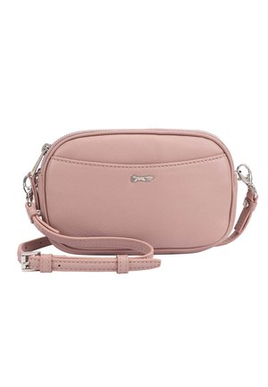 Petit sac bandoulière rectangulaire en cuir rose doux avec fermeture éclair argentée, sangle réglable et logo argenté discret sur le devant.
