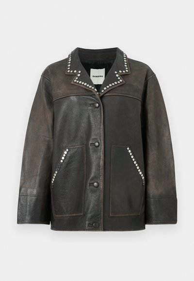 Schwarze Lederjacke mit silbernen Nietenverzierungen entlang des Kragens und der Taschen, mit Knopfverschluss und klassischem Hemd-Style-Design.