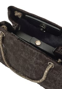 Czarna aksamitna torebka z fakturowaną powierzchnią, błyszczącymi łańcuszkowymi rączkami oraz ciemną wyściółką wewnętrzną. Zamykanie na zatrzask.