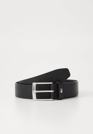 Ceinture synthétique noire avec une finition texturée, dotée d'une boucle en métal argenté et d'un accent logo rectangulaire. Design plat avec un bord lisse.