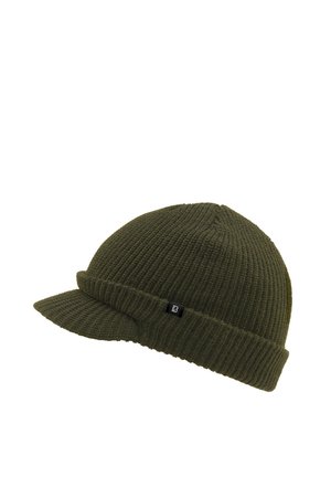 Olívazöld kötött sapka kis fekete logós cimkével és rövid, merev napellenzővel az elején.