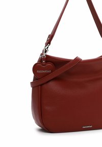 Sac en cuir rouge avec une finition texturée, bandoulière réglable et un charm en forme de cœur avec "EMILY & NOAH" embossé en argent.