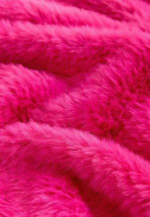 Livlig rosa fuskpäls med en mjuk, plyschaktig textur. Tyget visar en tjock, fluffig framtoning med varierande längd på fibrerna.