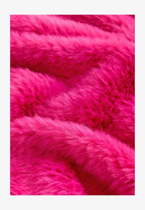 Livlig rosa fuskpäls med en mjuk, plyschaktig textur. Tyget visar en tjock, fluffig framtoning med varierande längd på fibrerna.