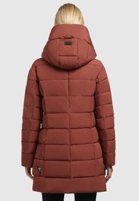 Puffer jacket in rust red, featuring a hood, quilted pattern, and long sleeves. Made from smooth, lightweight material.