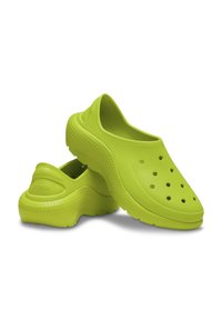 Grüne Crocs Clogs aus leichtem synthetischen Material mit geschlossenem Zehenbereich, Lüftungslöchern und strukturierten Sohlen.