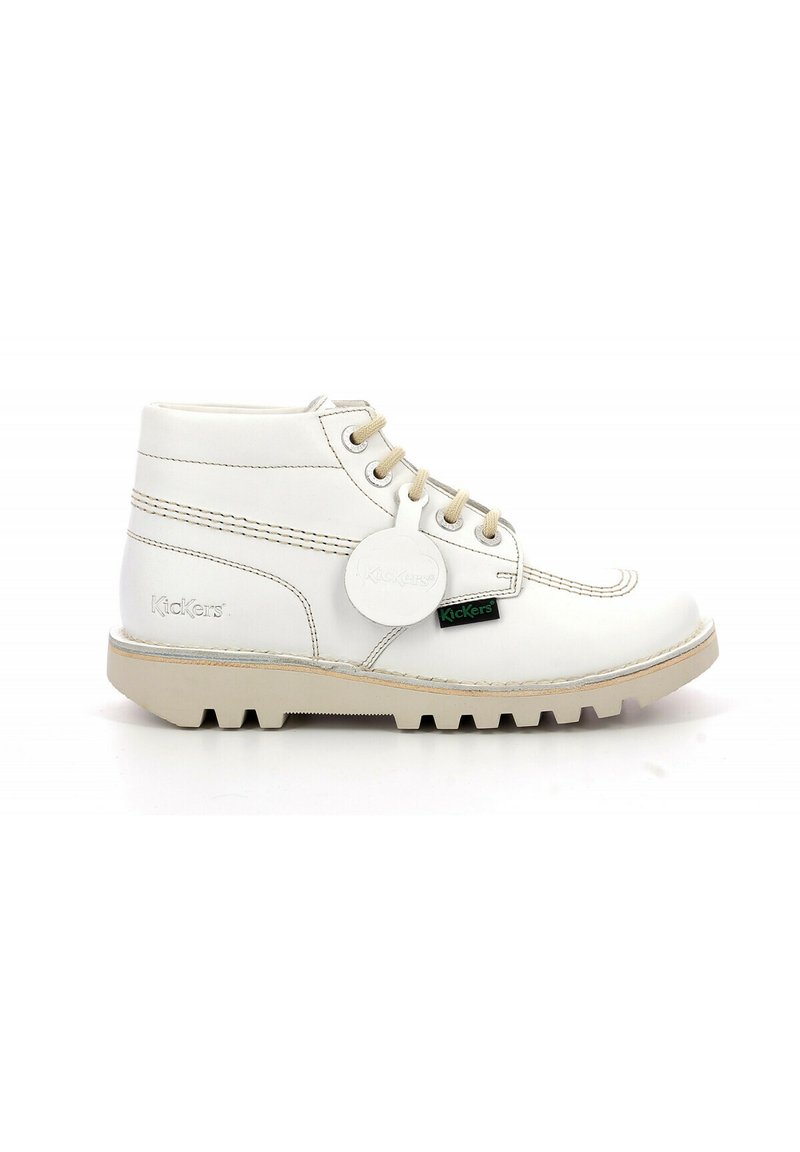 Weiße Leder-Stiefeletten mit beigen Akzenten, runder Zehenform, fünf Ösen und einer dicken Gummisohle mit einem strukturierten Grip.