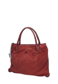 Borsa a mano in camoscio rosso con dettagli in pelle, doppie maniglie, chiusura con cerniera e una targhetta decorativa attaccata con un cordoncino blu.