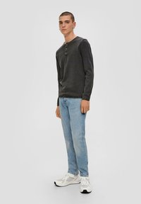 QS - Jeansy Slim Fit