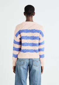 Maglione lavorato a maglia a righe rosa e blu, con vestibilità ampia, motivo testurizzato, orlo e polsini a costine, e scollatura rotonda ampia.