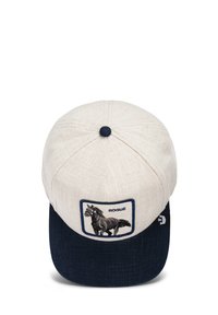 Gorra con una corona de tela beige, visera azul marino y un parche gráfico de un caballo con la etiqueta "ROGUE" en el frente. Incluye un botón de tela en la parte superior.