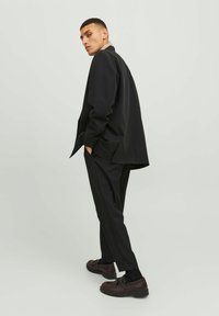 Jack & Jones PREMIUM JPSTKARL JJREESE TAPERED - Chinos - black