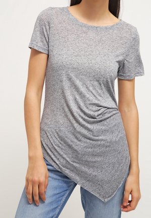 Grå kortærmet t-shirt med rund halsudskæring, der har en samlet detalje på siden og en asymmetrisk kant. Blødt bomuldsblandingsmateriale.
