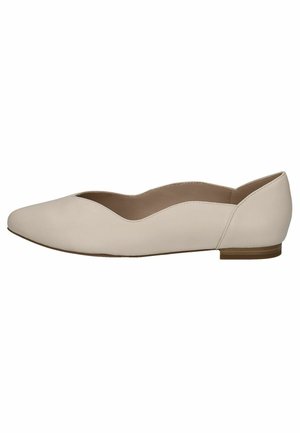 Beige Ballerinas mit niedrigem Absatz, spitzem Zehenbereich und wellenförmigem Schnittdesign entlang der Kanten. Glattes Material, einfacher und minimalistisch gestalteter Stil.