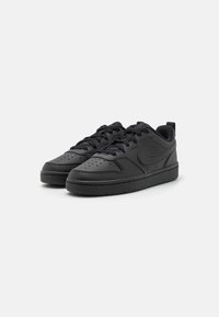 Schwarze Sneakers mit einem glatten Lederoberteil, perforierter Zehenbox, flachen schwarzen Schnürsenkeln und einer Gummisohle. Minimalistisches Design, keine sichtbaren Logos.