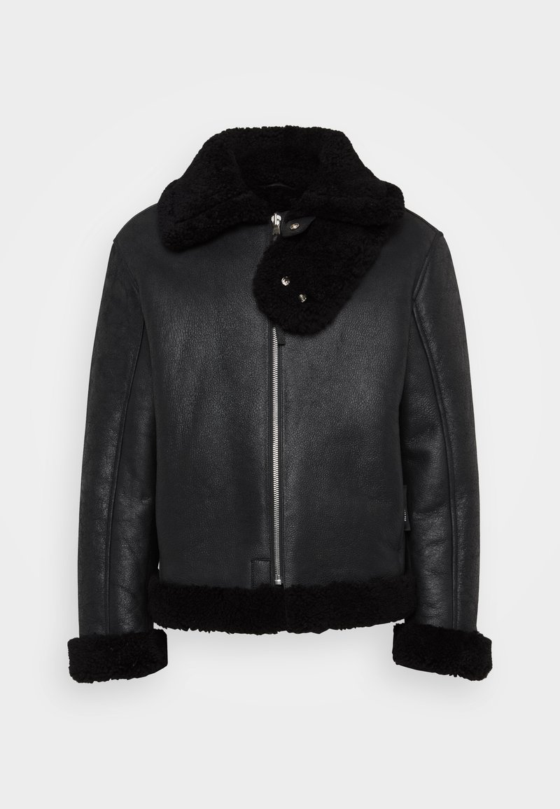 Chaqueta de cuero negro con un suave cuello y puños de borreguito negro, que cuenta con una cremallera frontal y dos acentos de botón, con un acabado texturizado.