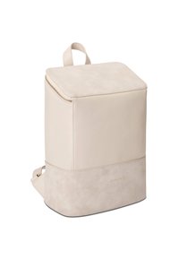 Beige ryggsäck med en slät läderöverkant och en mockabotten. Fyrkantig form, ovansidig dragkedjestängning och en handtag upptill för enkel bärning.
