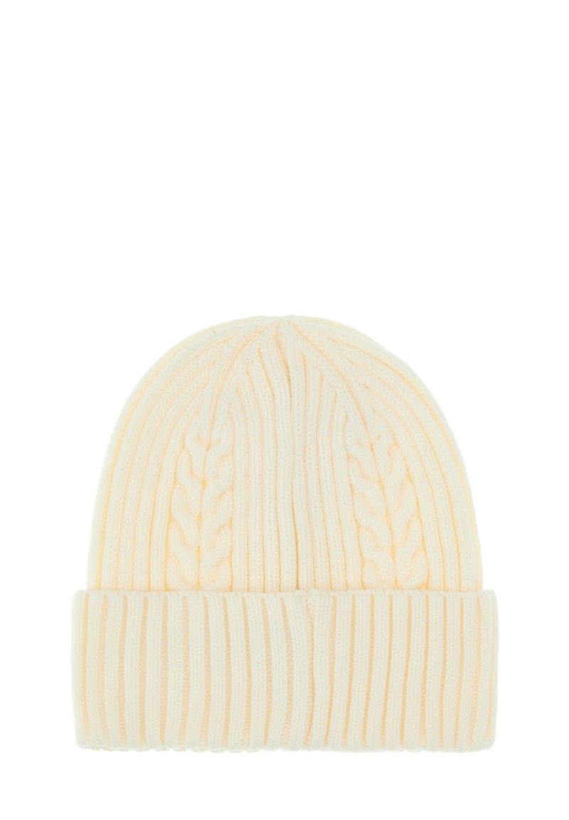Bonnet en tricot torsadé crème avec un revers côtelé. Matériau doux et texturé présentant des motifs en relief et des rayures verticales.