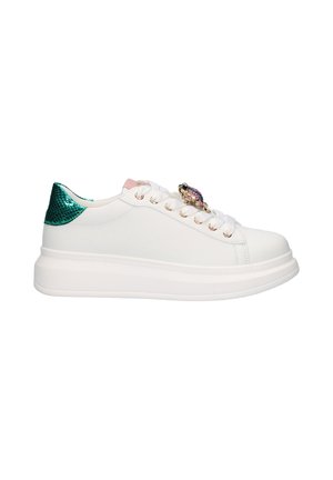 Zapatillas blancas con acento de talón en estampado de serpiente verde brillante, lengua rosa y adornos de joyas. Presentan una suela blanca gruesa con diseño texturizado.