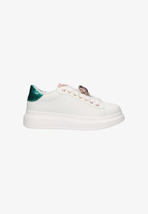 Zapatillas blancas con acento de talón en estampado de serpiente verde brillante, lengua rosa y adornos de joyas. Presentan una suela blanca gruesa con diseño texturizado.