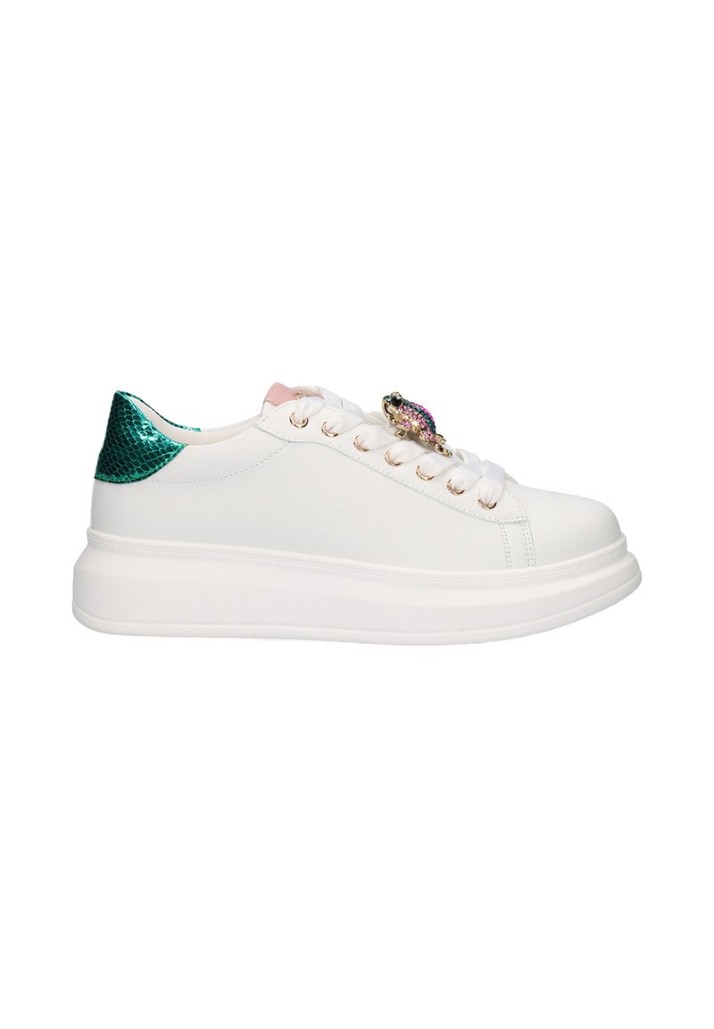 Zapatillas blancas con acento de talón en estampado de serpiente verde brillante, lengua rosa y adornos de joyas. Presentan una suela blanca gruesa con diseño texturizado.