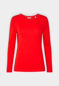 Rød langærmet t-shirt lavet af blødt, letvægtsstof. Har en rund halsudskæring og et simpelt design uden mønstre eller udsmykninger.