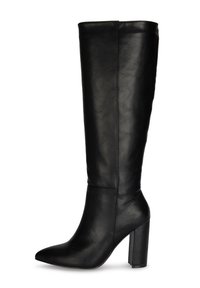 Bota negra de imitación cuero hasta la rodilla con punta afilada y tacón grueso. Textura suave sin decoraciones visibles.
