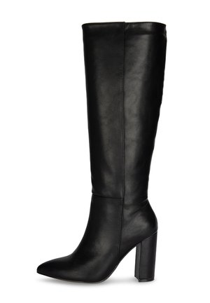 Zwarte leren laars tot aan de knie met een puntige neus, gladde textuur en een dikke hoge hak. Voorzien van een gestroomlijnde silhouet en minimale metalen details.