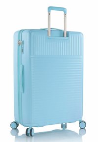 Lichtblauwe harde koffer met vier draaibeugels, uitschuifbare handgreep, zijhandgreep en ingebouwd cijferslot.