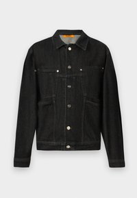 Chaqueta de mezclilla negra con cuello shirt, dos bolsillos en el pecho y cierre de botones. Confeccionada con una suave tela texturizada y un corte clásico.