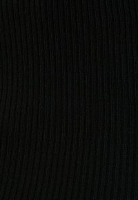 Schwarzer gerippter Stoff mit feiner Textur und vertikalen Linien, der ein konsistentes Muster aufweist, das Tiefe und visuelles Interesse verleiht.