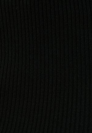 Tejido negro acanalado con una textura fina y líneas verticales, que presenta un patrón consistente que añade profundidad e interés visual.