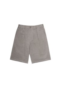 Shorts gris sur mesure avec plis sur le devant, poches latérales, passants pour ceinture et fermeture à bouton unique à la taille.