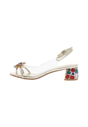 Slingback-Sandaletten mit transparenten Riemen, metallischen goldenen Akzenten und einem bunten, mit Juwelen besetzten Blockabsatz, der verschiedene Formen und Farben aufweist.