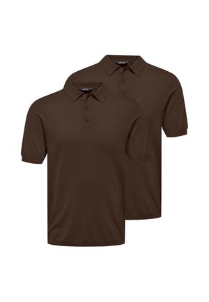 To ensfarvede mørkebrune polo shirts med korte ærmer, kraver og tre-knapslukning, vist på en hvid baggrund.