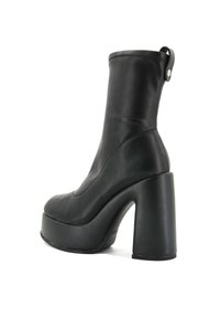 Czarne skórzane botki za kostkę z wysoką platformą i masywnym obcasem, charakteryzujące się gładką fakturą i przeszyciami na cholewce.