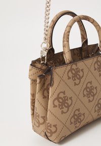 Sac à main marron à motifs avec double poignées, bandoulière en chaîne argentée et tissu texturé présentant un motif de diamants et des accents de logo.