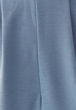 Tissu bleu texturé avec un motif à côtes. La surface est lisse mais légèrement surélevée, présentant des réflexions de lumière variées à travers le matériau.