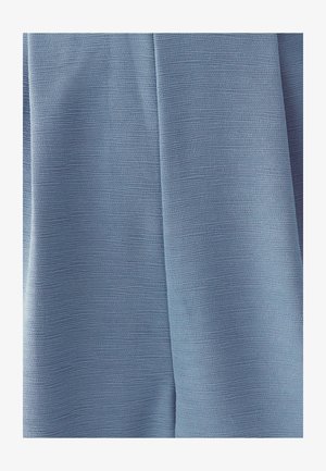 Getextureerde blauwe stof met een ribbelpatroon. Het oppervlak is glad maar licht verheven, met variërende lichtreflecties over het materiaal.